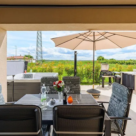 Mediterranes Und Modernes Mit Jacuzzi, Waschmaschine, Grill 아파트