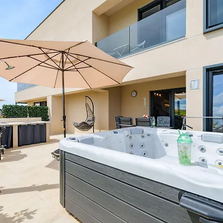 Mediterranes Und Modernes Mit Jacuzzi, Waschmaschine, Grill