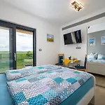 Mediterranes Und Modernes Mit Jacuzzi, Waschmaschine, Grill Umag