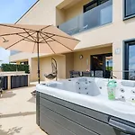 Mediterranes Und Modernes Mit Jacuzzi, Waschmaschine, Grill