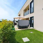 Mediterranes Und Modernes Mit Jacuzzi, Waschmaschine, Grill