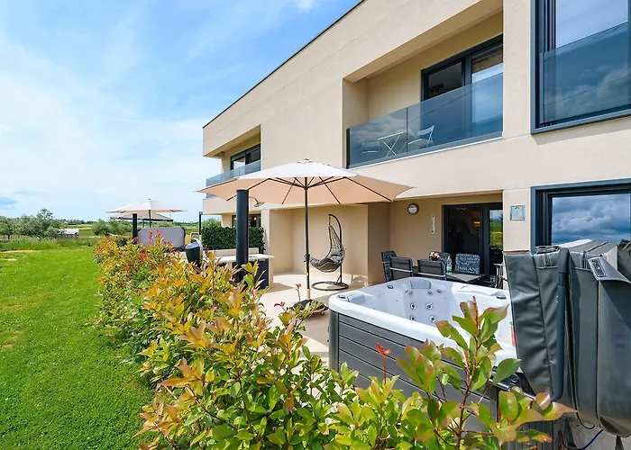 Mediterranes Und Modernes Mit Jacuzzi, Waschmaschine, Grill